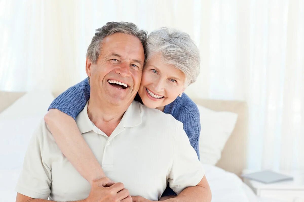 Older woman and younger man. Счастливые пенсионеры. Счастливые бабушка и дедушка. Пожилые люди. Улыбка пожилой.