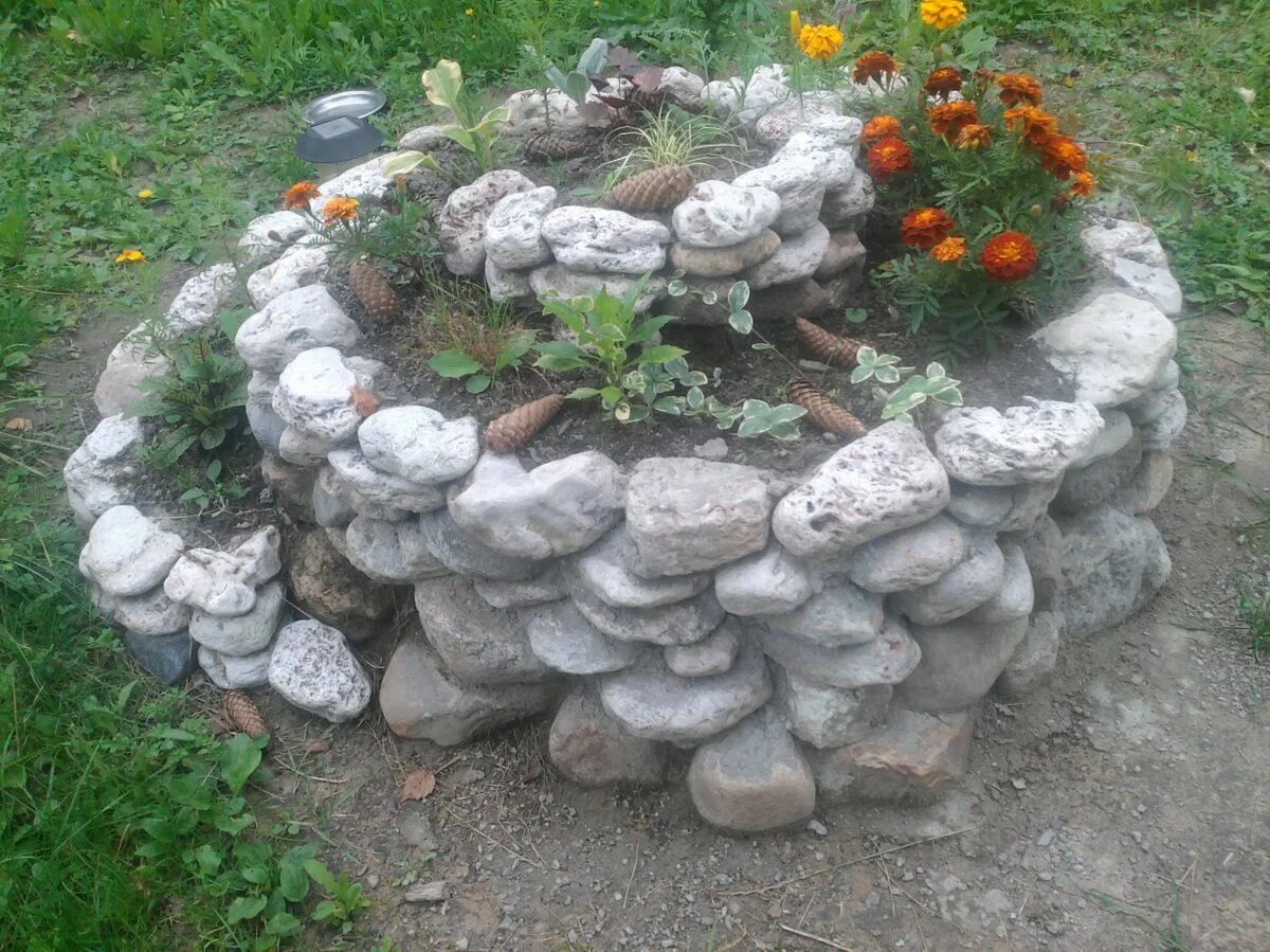 Своими руками из камня для цветов. Клумба трехъярусная Альпийская камни. Клумба из камней. Украсить клумбу камнями. Красивые клумбы из камней.