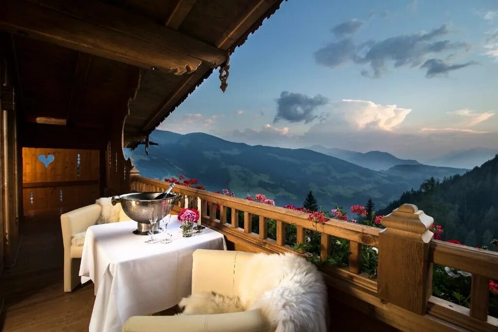Лучшие отели с видами на горы. Дом в альпах швейцария. Luxury chalet zermatt. Альпы отель портье. Швейцарские шале в альпах.
