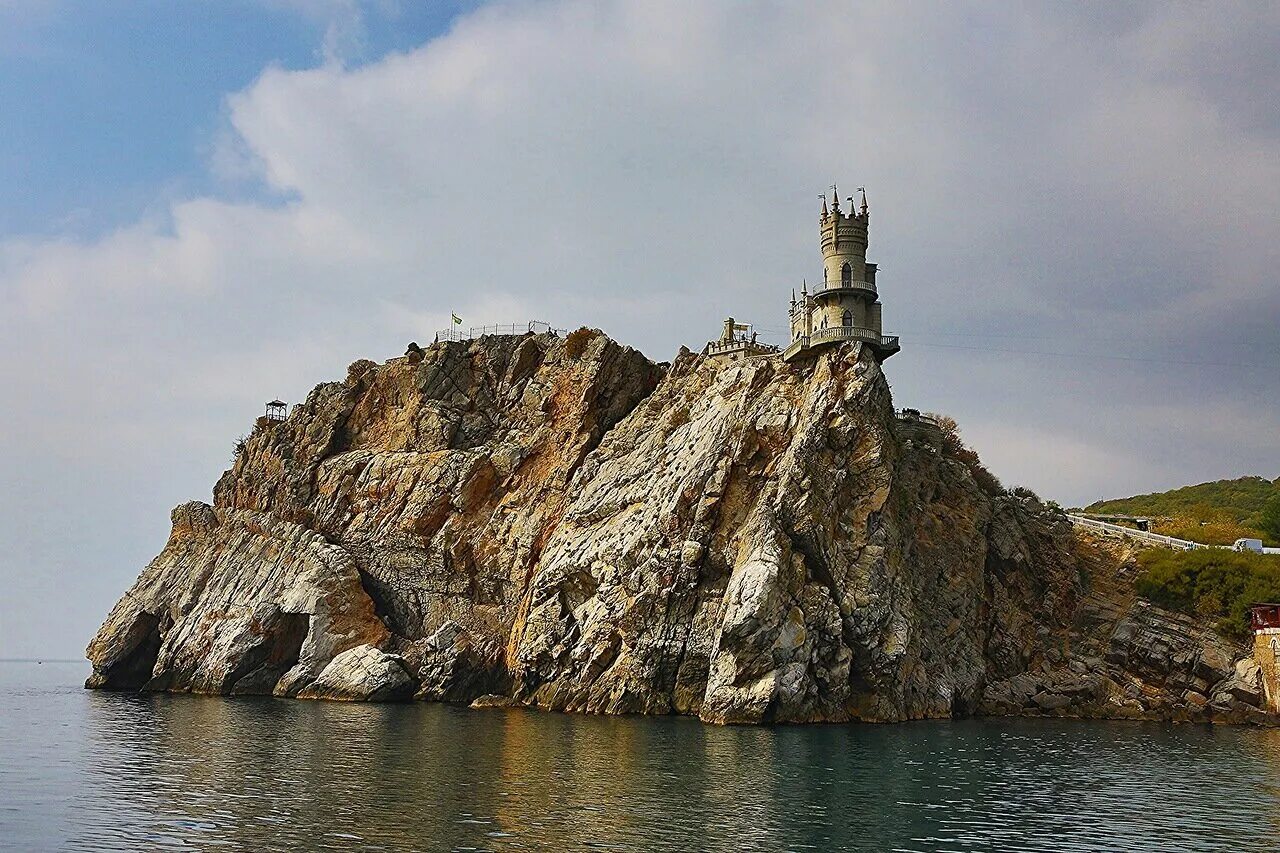 мыс ай тодор ласточкино гнездо. крым ялта ласточкино гнездо внутри. ялта замок ласточкино гнездо. крым замок ай тодор. аврорина скала ласточкино гнездо.