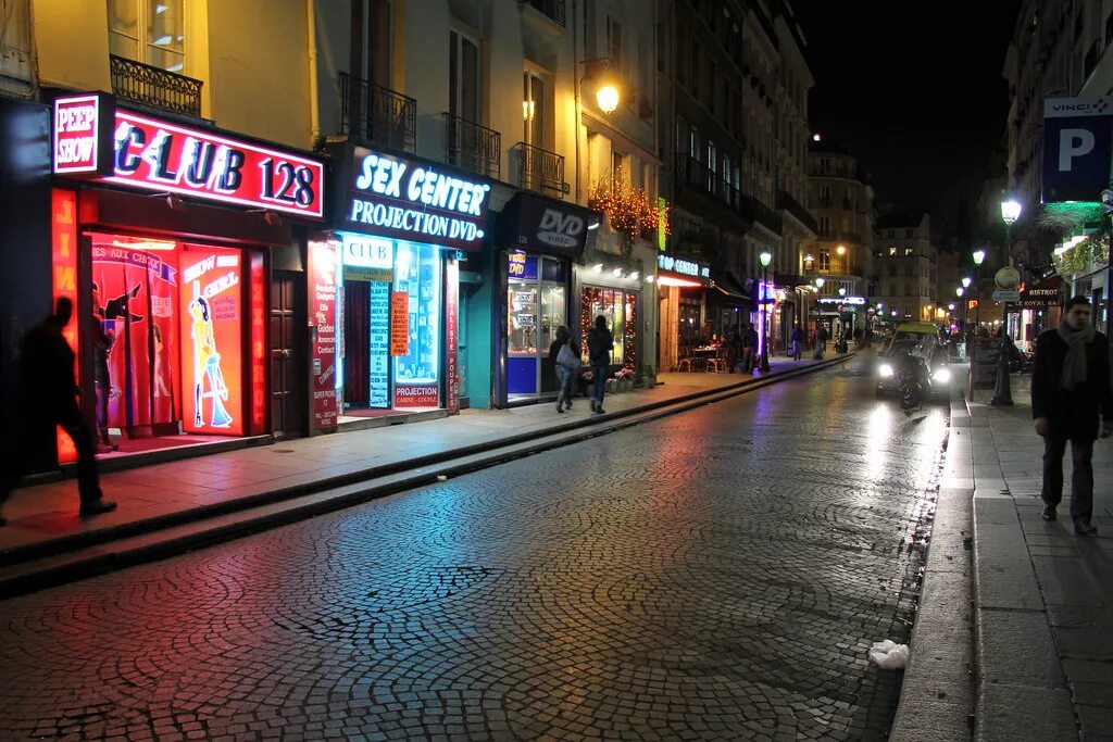 Район Saint Denis ночью. Epernon Франция. Париж сен Дени улица красных фонарей фото. Rue MCLEOD St. De street