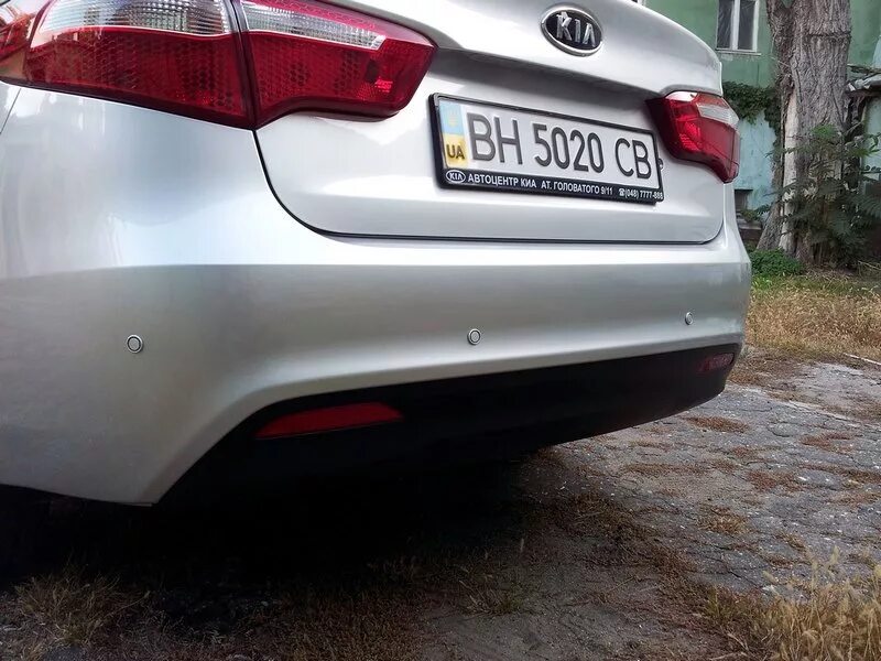 Киа рио парктроники задние. Парктроник Kia Rio 3. Парктроники Киа Рио 3 штатные. Парктроник Киа Рио 4. Киа Рио 3 парктроник задний.