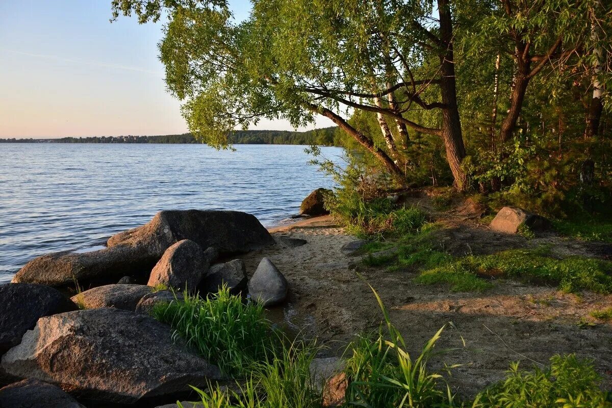 Озера екатеринбурга. Шарташ природа Екатеринбург. Екатеринбург Шарташ набережная. Озеро Шарташ каменный пляж. Озеро Шарташ парк.