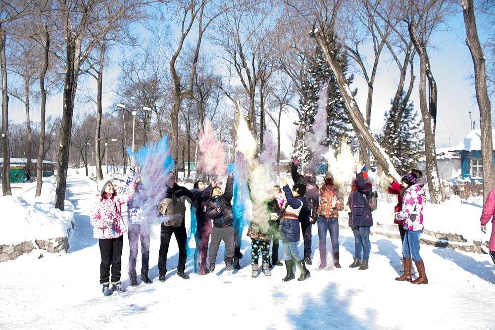 Краски Холи зимой. Краска Холи на снегу. Дети в красках Холли зима. Краски Холли зимой фото. Новости холе