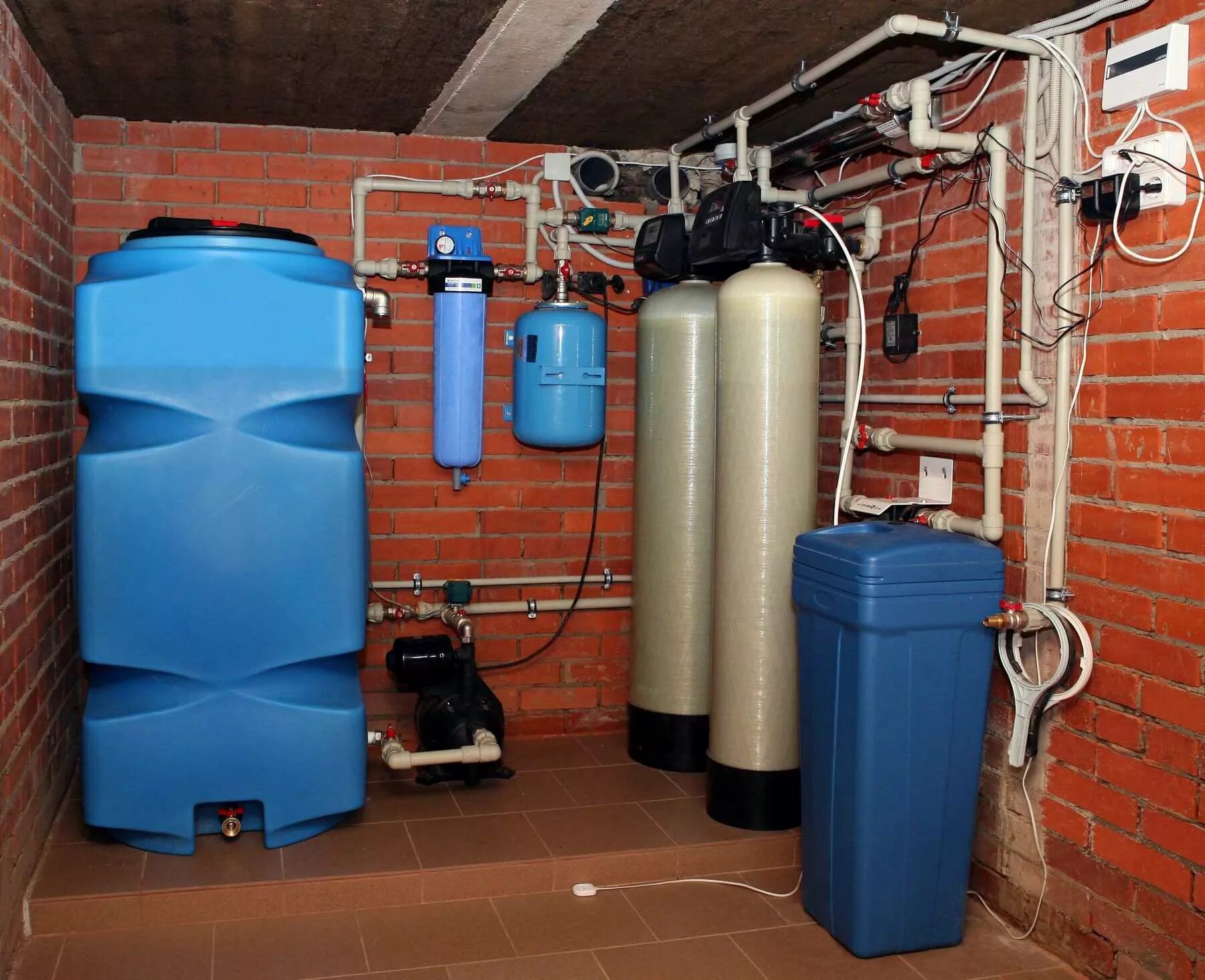 Домашняя вода. Система обезжелезивания воды для скважины. Бак для обезжелезивания воды из скважины. Система водоочистки с накопительным баком. Оборудование система водоподготовки и очистки воды для коттеджа.