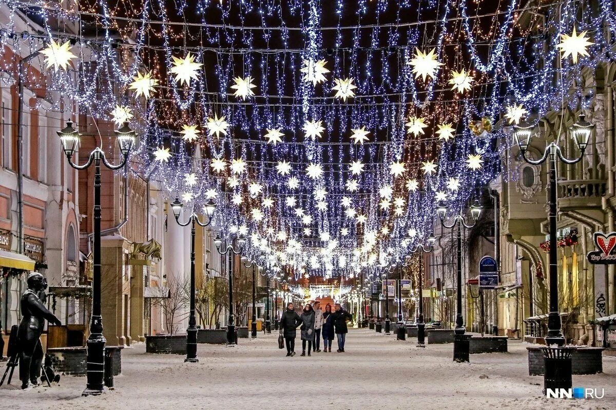 встретить нового человека. иллюминация на тверском бульваре. в новый год на улицах много. новый год в россии. тверская площадь москва зимой 2023.