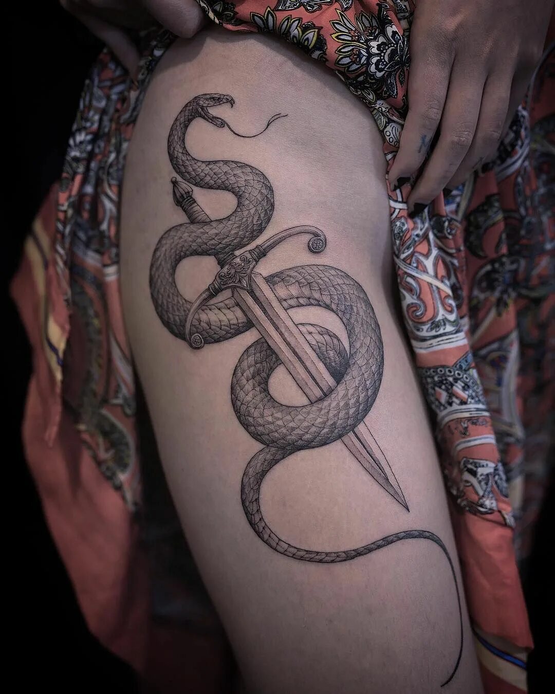 Татуировка змея на бедре. Тату змея. Тату змея. Тату змеи на бедре. Тату змеи на бедре у девушки.