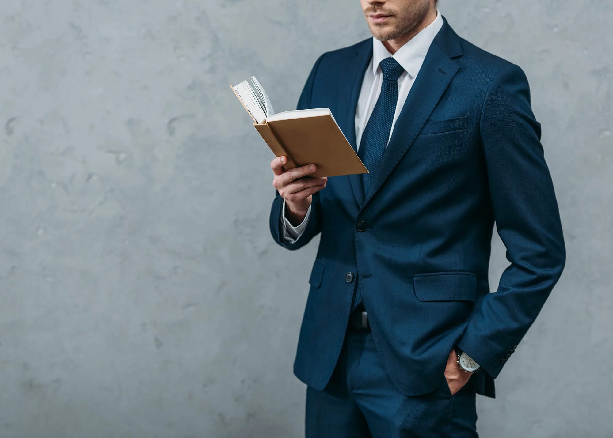 Человек в кабинете за столом. Бизнесмен. Мужчина с книгой. Бизнесмен с книжкой. Мужчина читает книгу.