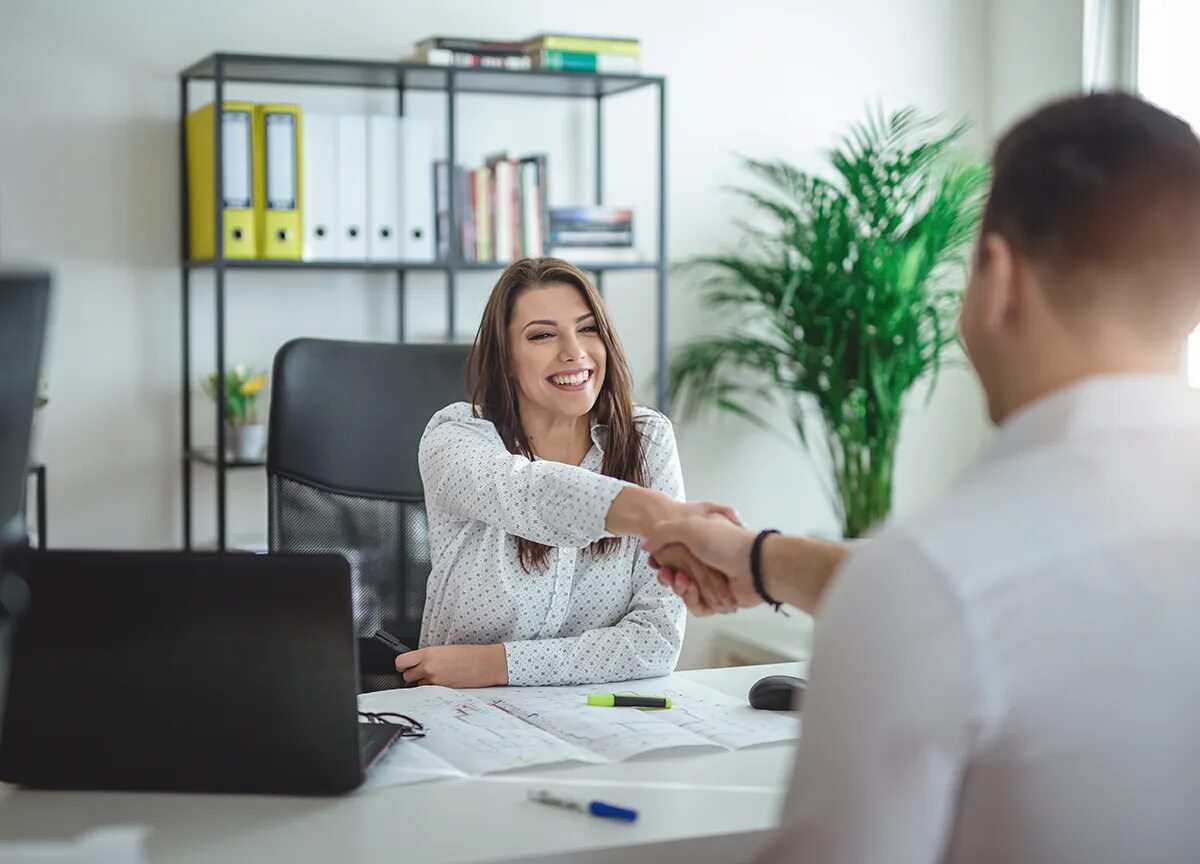 Man in pain on office. A job in an office is called. Мужчина на работе. Мужчина на собеседовании. Компьютер и человек.
