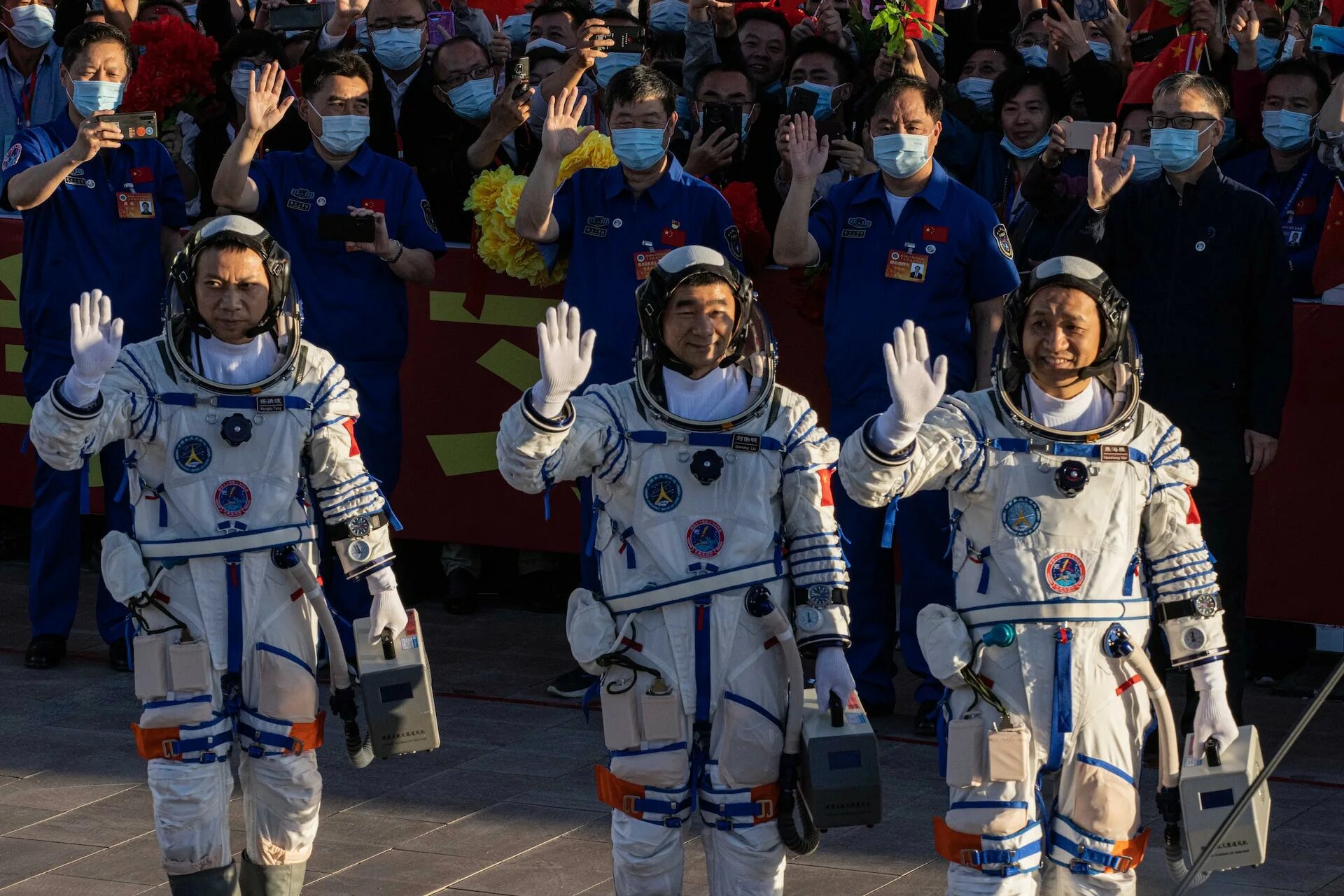 Китайские космонавты. Первый китайский космонавт. Китайские космонавты в космосе. Космонавты США.