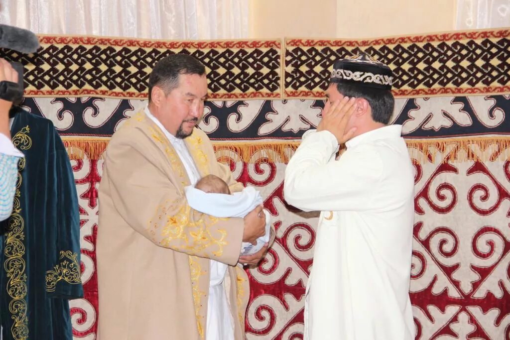 Ат кою. Салт дәстүр түрлері презентация. Азан ат кою. Ат кою. Рождение ребенка у татар.