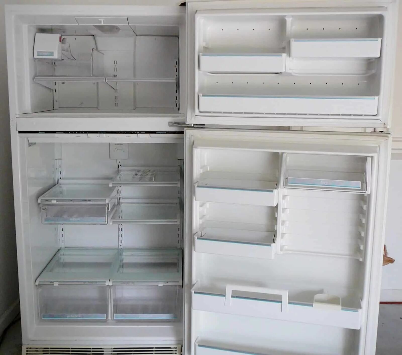 Пустой холодильник. Холодос. Открытый холодос. Холодильник без еды.