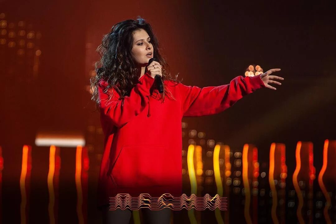 Erykah badu. Люsea алексеенко. Певица в стиле соул на шоу песни. Эффектное выступление на шоу песни. Певицы из тнт.
