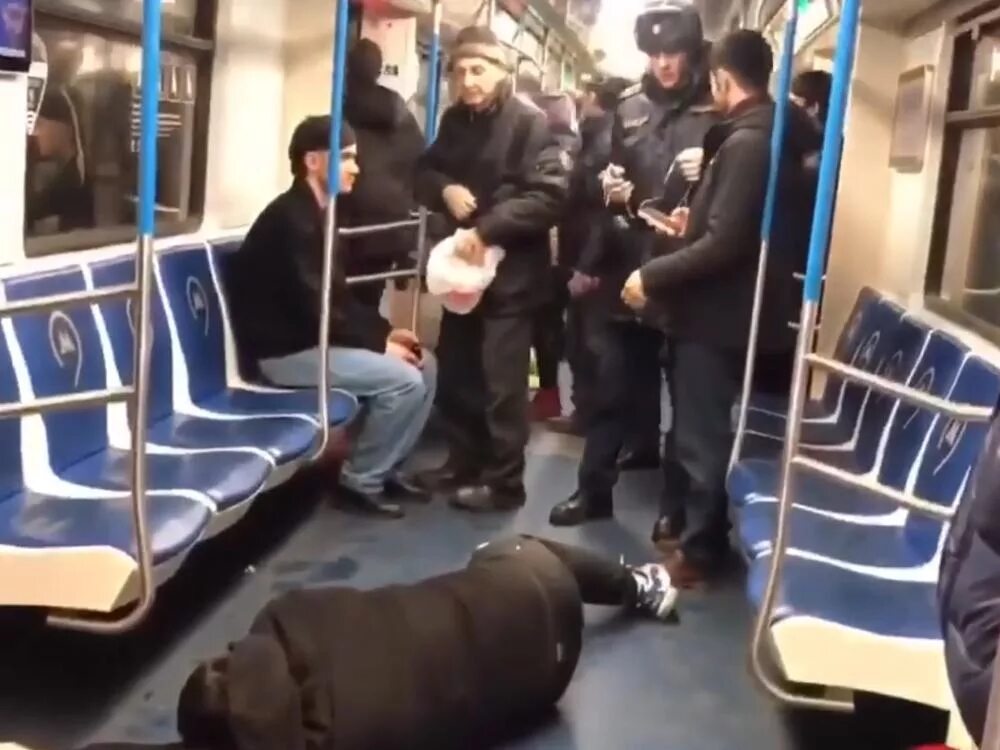 Вырубил в метро. Вырубил в метро