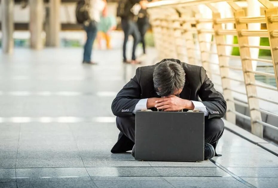 Неработающий как пишется. Писать безработная. Безработный человек. Увольнение. Безработные женщины.