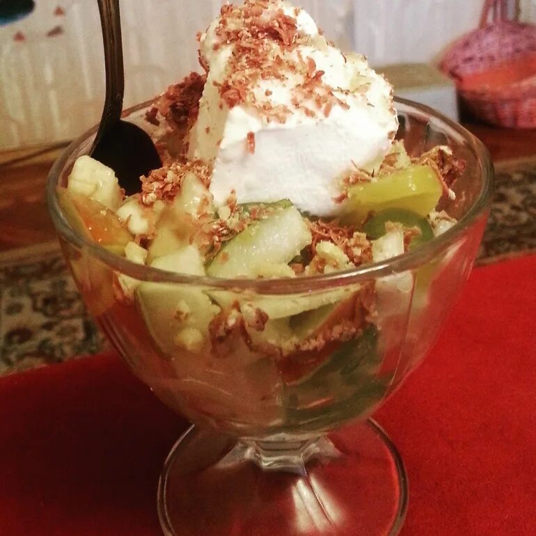 Фруктовый салат с мороженным. Фруктовый салат с йогуртом и взбитыми сливками. Фруктовый салат. Фруктовый салат с мороженым. Фруктовый салат красивая подача со взбитыми сливками.