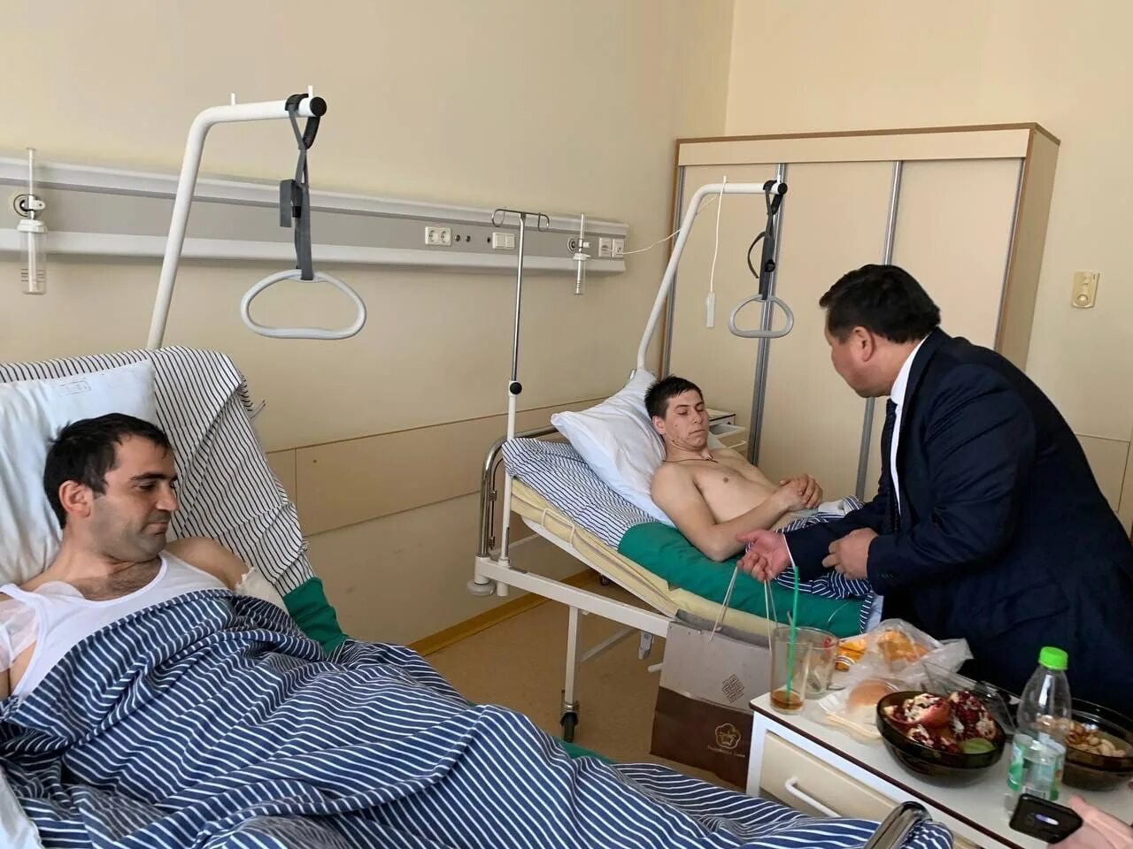 Собственно говоря ему следовало лежать в госпитале. Раненый солдат в госпитале.