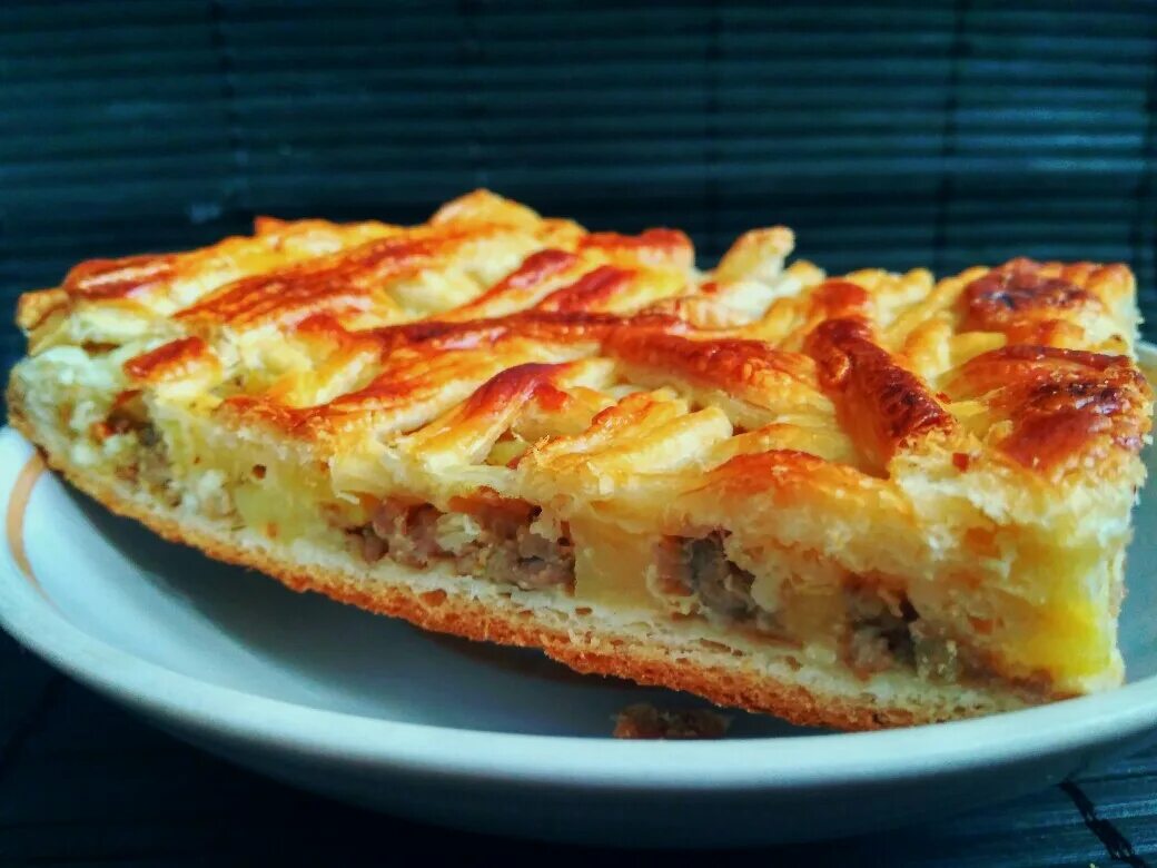 Щипанный пирог. Пирог из слоёного теста с фаршем и картофелем. открытый мясной пирог.