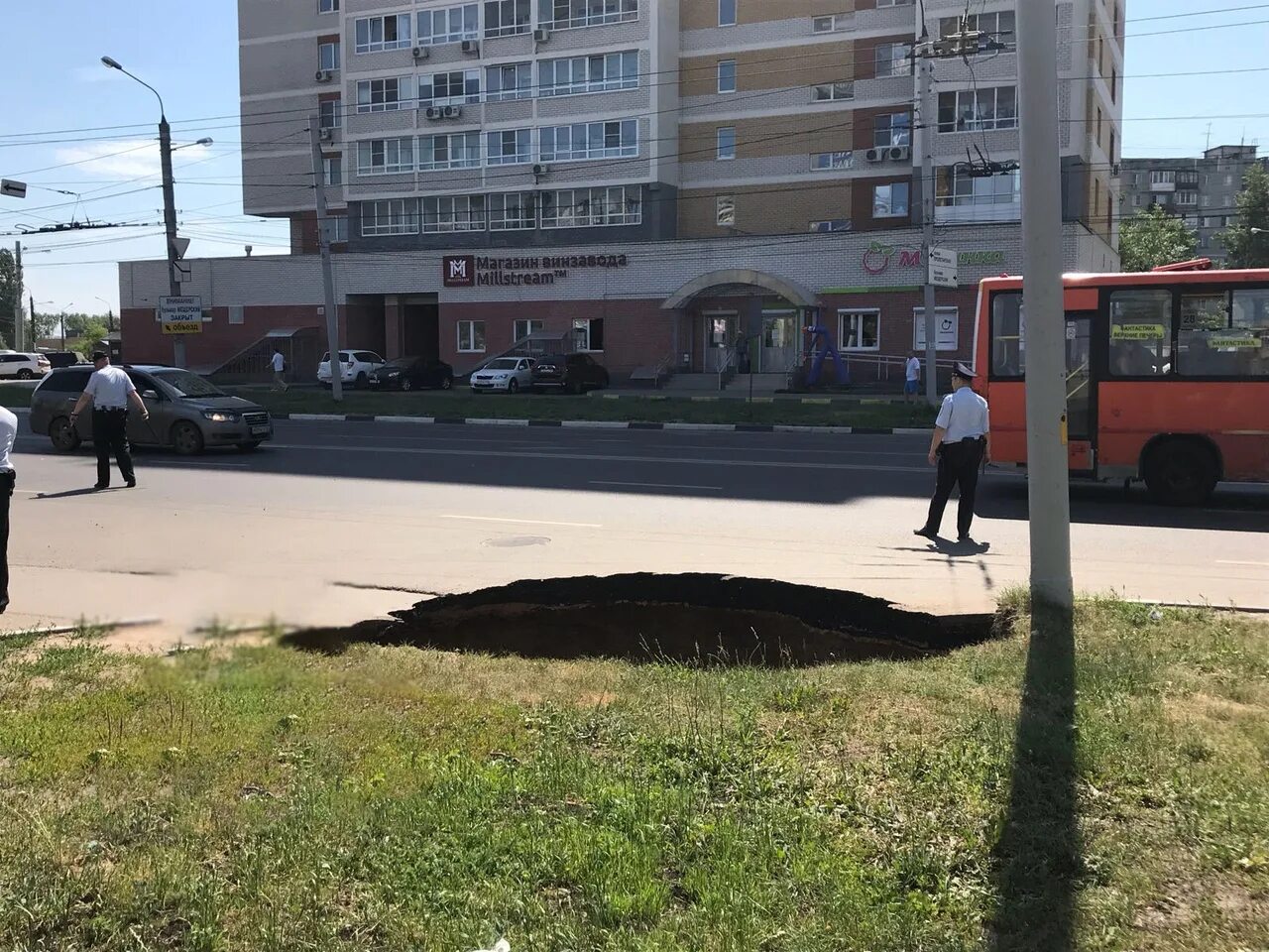 Мещерское озеро нижний новгород пролетарская улица. Нижегородский Водоканал на Мещере. Дыра Нижний Новгород. Благоустройство Мещерского бульвара. Яма на Мещере.