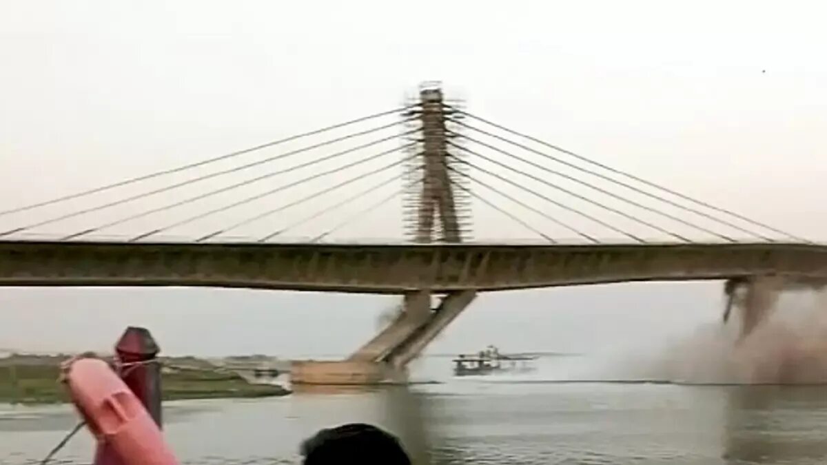 Мост. Мост через реку. Строящийся мост в Индии через ганг. Мост через речку.
