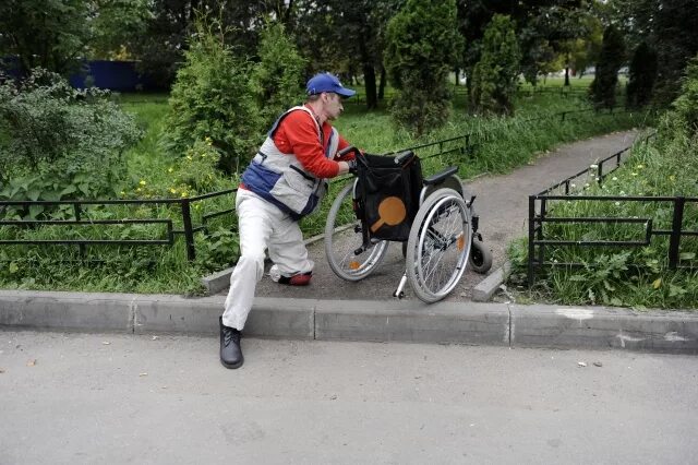 Девушка инвалид колясочник. Велосипед для инвалидов. Доступная среда для инвалидов колясочников. Инвалид колясочник. Кафе для людей с ограниченными возможностями.