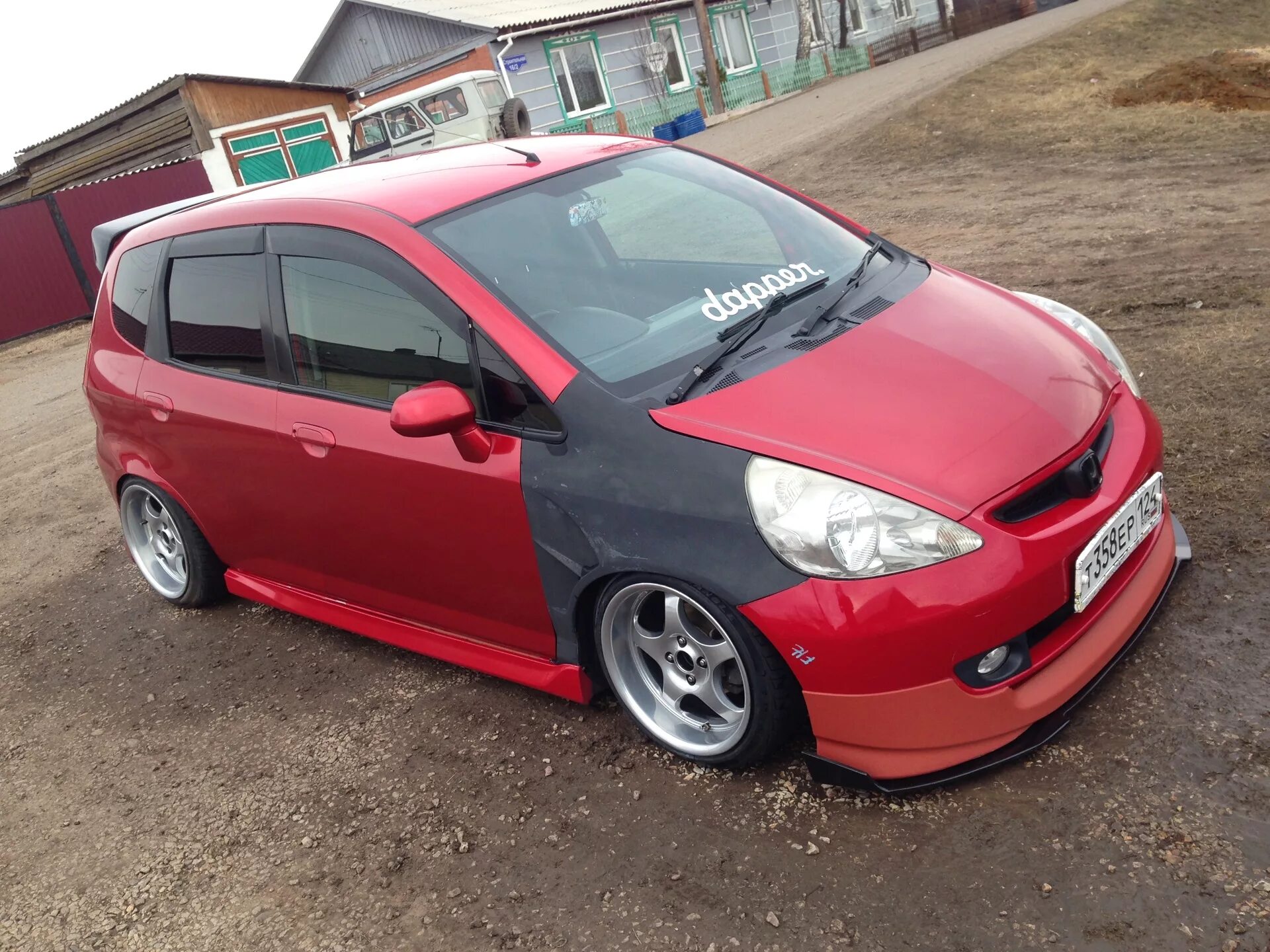 Хонда фит абакан. Honda Fit 1.6. Honda Fit 2000. Хонда фит красная. Хонда фит красная 2004 боком.