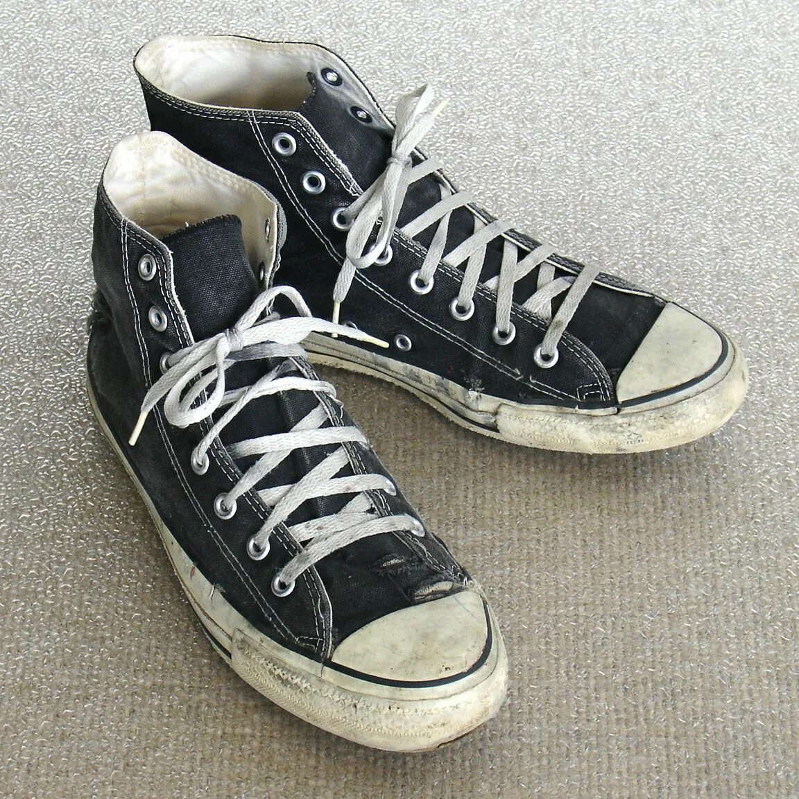 Старые белые кроссовки. Converse sneakers. Старые кеды. Старые рваные кроссовки. Старые кеды.