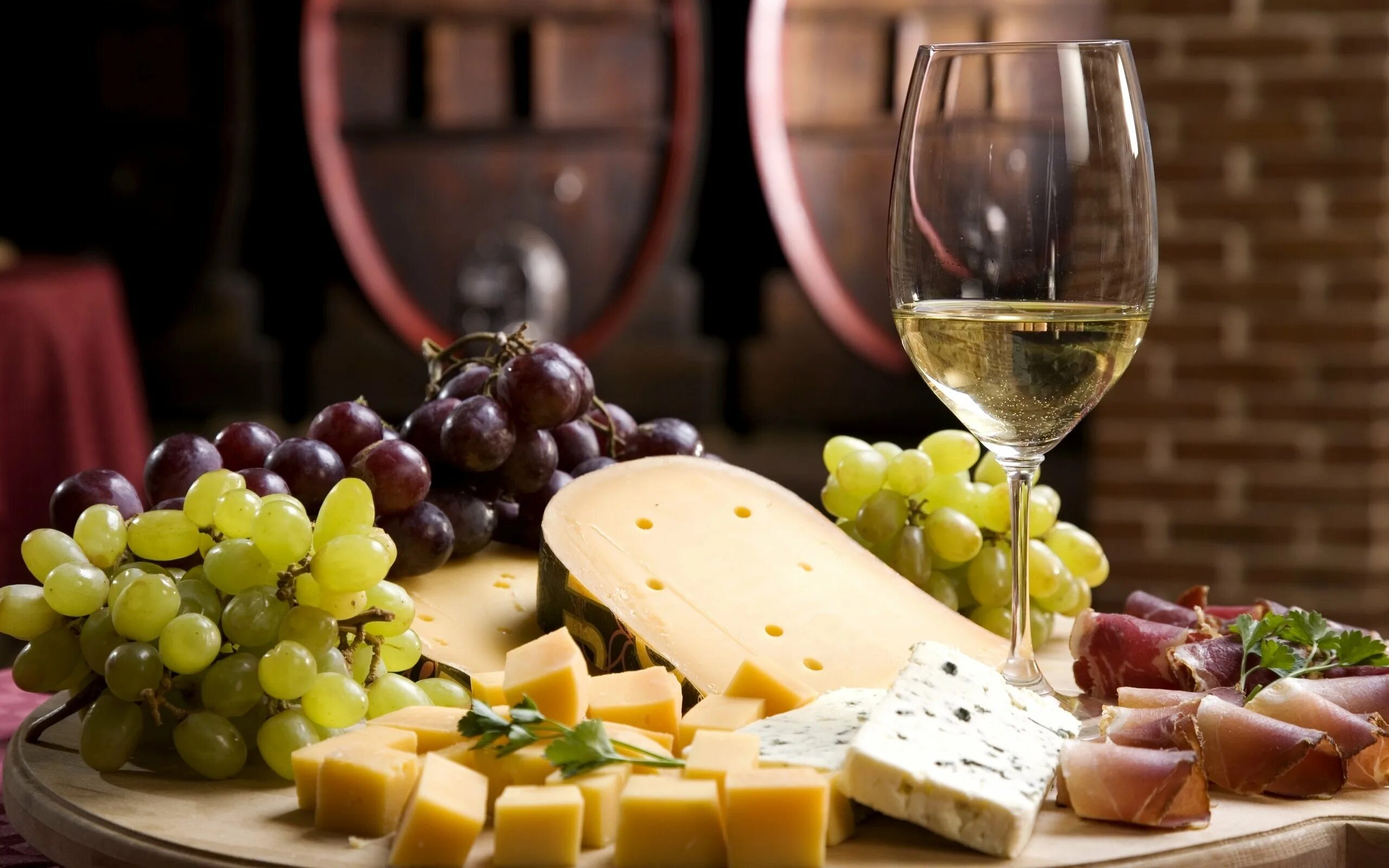 Закуски к красному полусладкому вину. Вино и сыр. Белое вино. Вино сыр виноград. Белое вино и сыр.