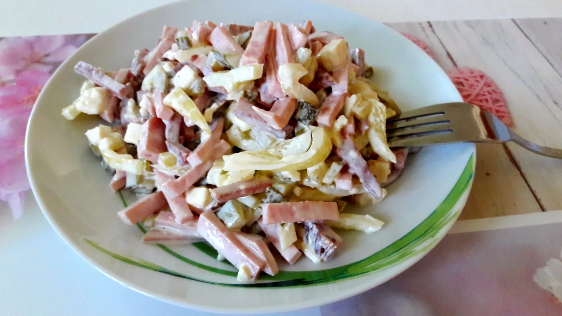 Салат с копченой колбасой на скорую руку. Салат колбаса сыр. салат из колбасы и сыра. салат огурец колбаса сыр. салат с копченой колбасой сыром и огурцом.