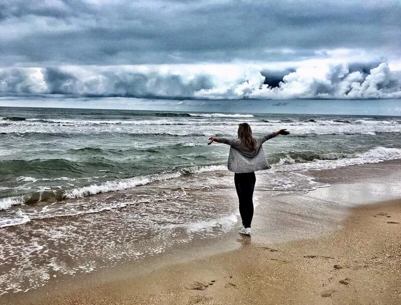 девушка в красном платье на море. мы с тобою в этом море тони. пара на море ночью. навстречу любви. море любви.