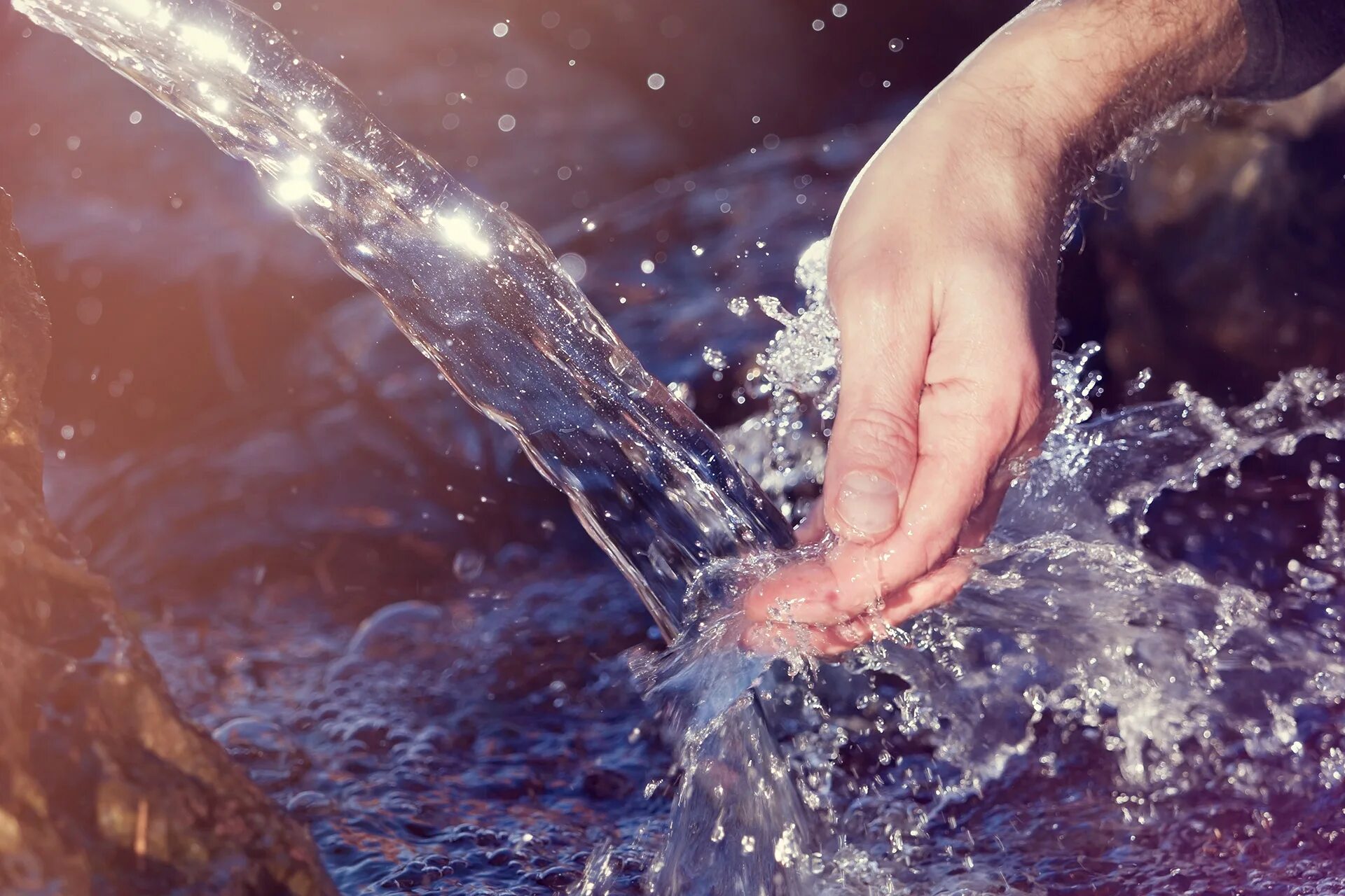 Вода пробуждает. Источник воды. Вода из источника. Чистая вода.