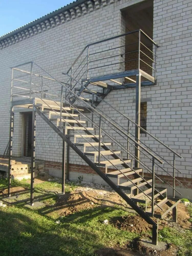 Уличная лестница второй. Лестница металл 40на40 труба. Наружная металлическая лестница. Лестница металлическая уличная. Наружная лестница на второй этаж.