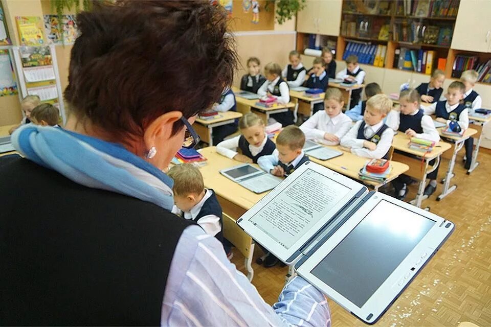 Школа екатеринбург первое сентября. Учитель с первоклашками. Первый класс будущего года. Цифровые технологии в образовании. Цифровые технологии в образован.