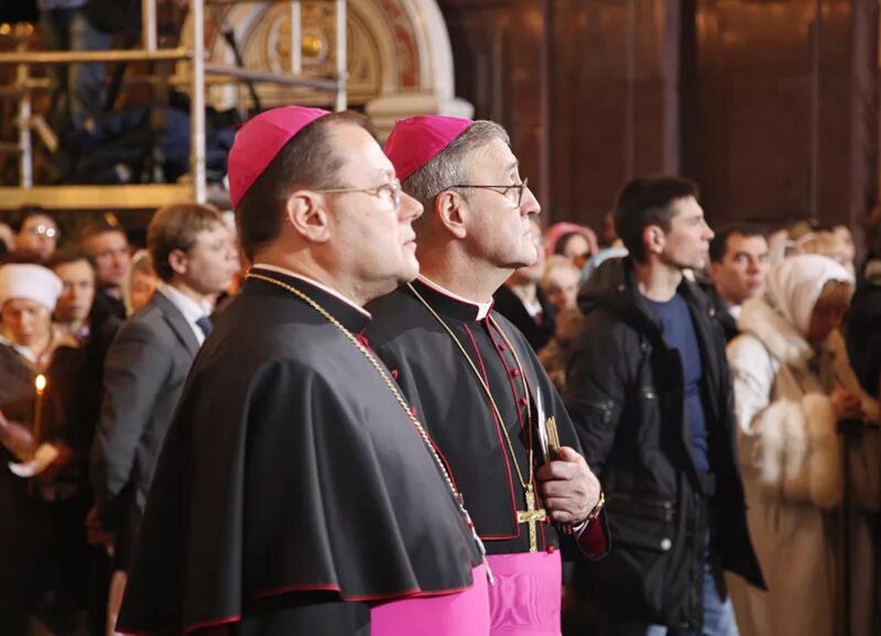 пасхальная заутреня богослужение. католики в храме христа спасителя на рождество. католики на службе в храме христа спасителя. католики на службе в храме христа спасителя. пасхальная служба в храме христа спасителя 2021.