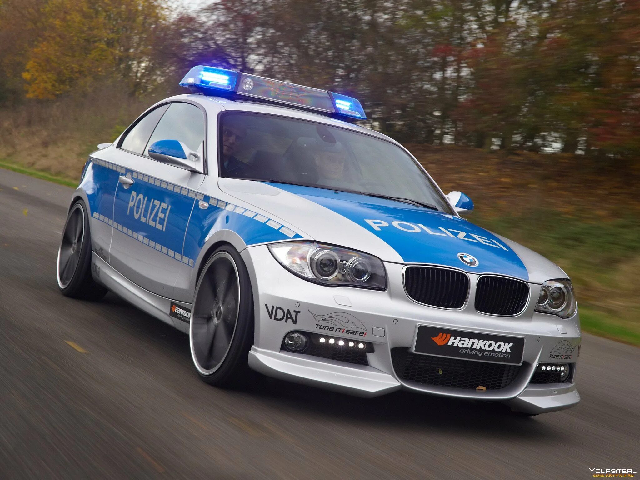 Картинка полиция машина. BMW Polizei. Шницер БМВ. БМВ С мигалками. Автомобиль БМВ 3 полицейский Германии.