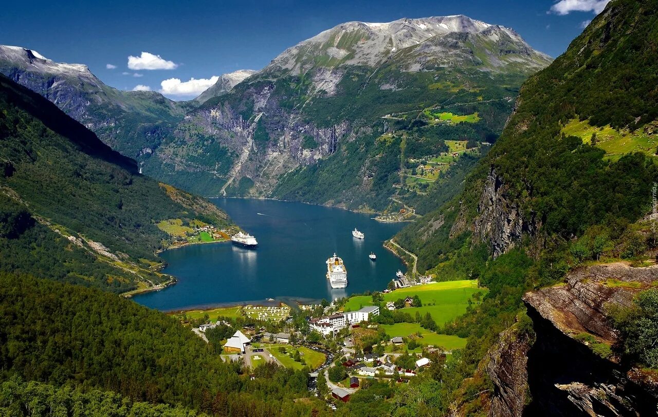 Какая страна имеет знаменитую природную достопримечательность фьорды. Гейрангер деревня Норвегия. Гейрангер-Фьорд (Geirangerfjorden). Скандинавия фьорды. Осло Норвегия фьорды.