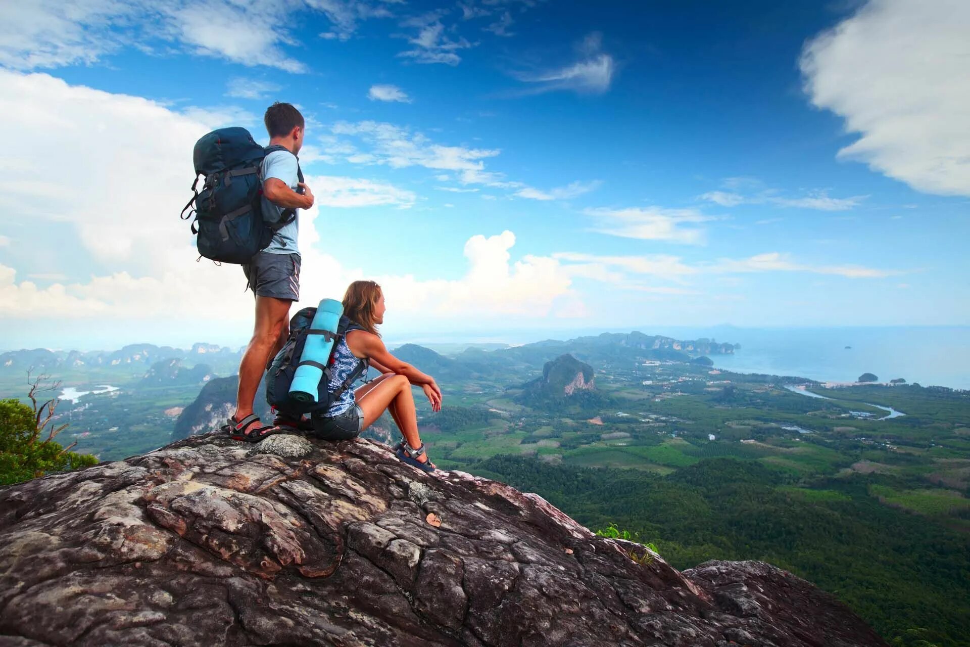 Блоггер путешественник. Поход в горы. Рюкзак путешественника. Become the traveler. Рюкзак для путешествий.