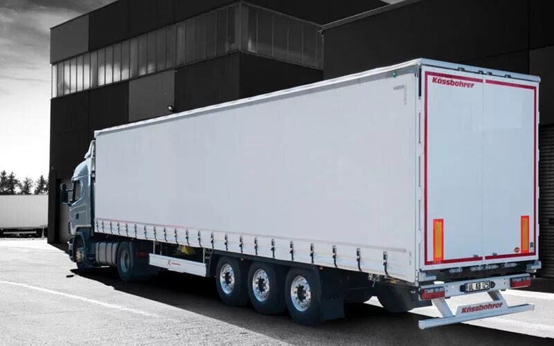 погрузга машины в фуру. сборные грузоперевозки. фура с товаром. сборные грузоперевозки. тарно-штучные грузы это.