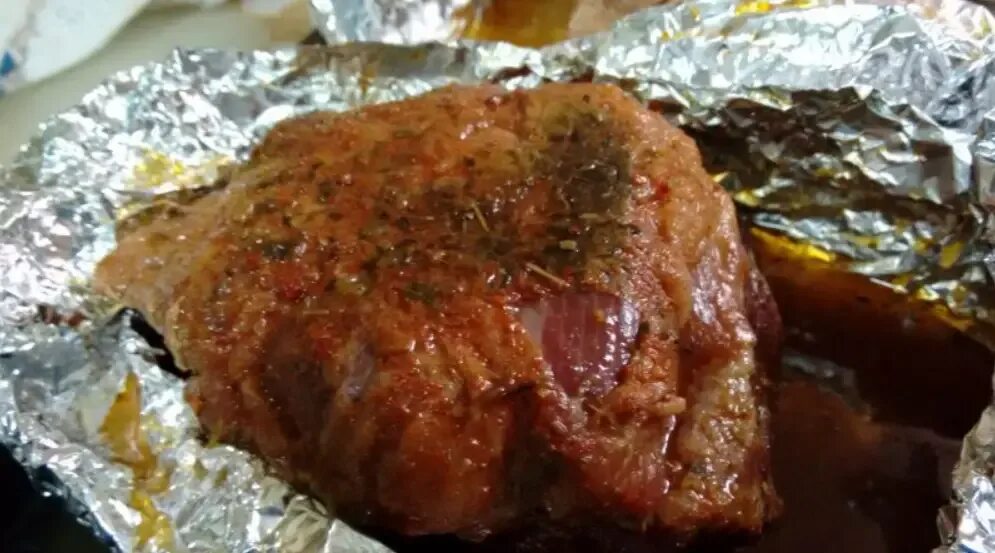 Мясо в фольге время. Мясо в фольге. Свинина в духовке сочная в фольге. Мясо по домашнему в фольге. Мясо в фольге на сковороде.