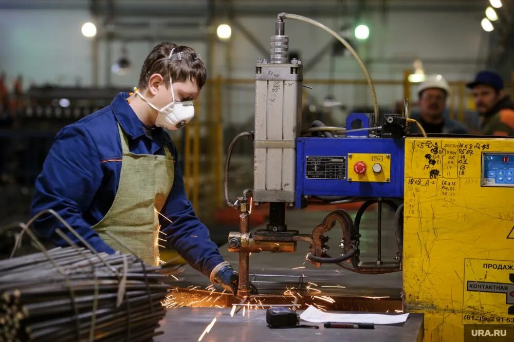 Токарь фрезеровщик. Токарь на заводе. Уфимский тепловозоремонтный завод. Тс1625ф3 токарный станок с чпу. Сверловщик станки.