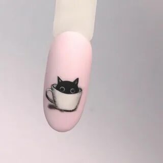 Коте на ногтях