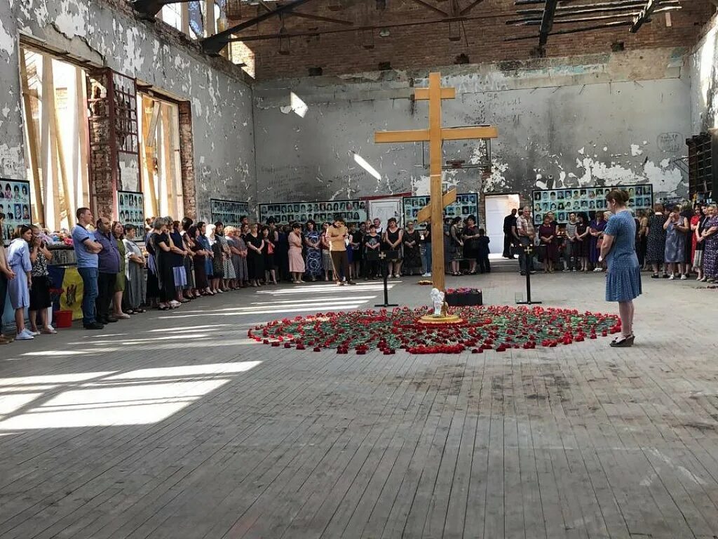 Сколько человек погибло в беслане при захвате. Трагедия в Беслане 1 сентября 2004. Теракт 3 сентября в Беслане. 3 Сентября школа в Беслане. Школа 1 Беслан 1 сентября 2004.