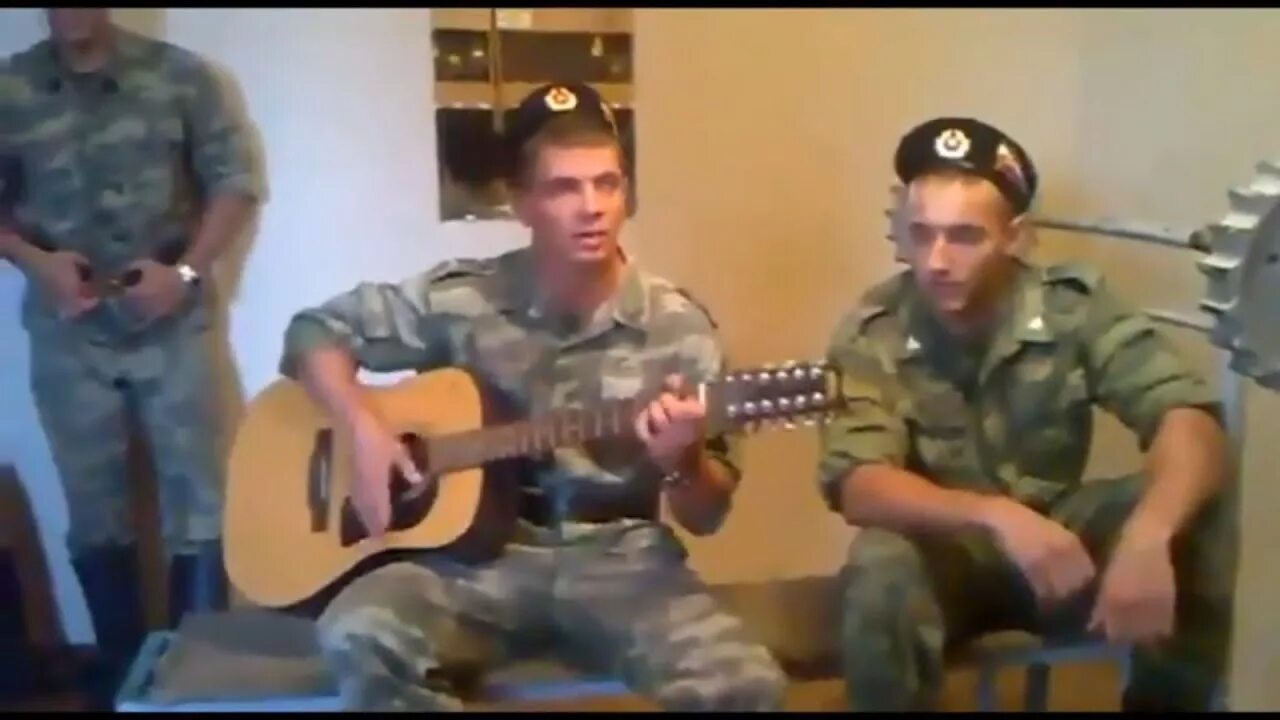Солдаты поют под гитару. Поют дембеля. Дембеля под гитару. Дембеля на гитаре.