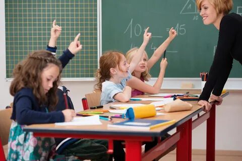 Девушки на уроке изучают