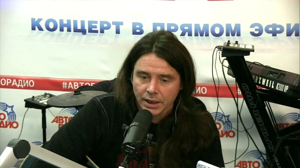 Девушка с гроздью рябины. Фотосессия в одуванчиках. Фотосессия с рябиной. Калинов девочка летом. Калинов девочка летом.