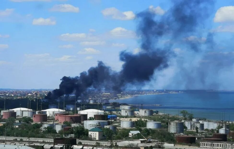 Нефтебаза Махачкала. Мазут горит. Пожар на нефтебазе в Севастополе. Район нефтебазы Махачкала. Нефтебаза в рязани горит сегодня