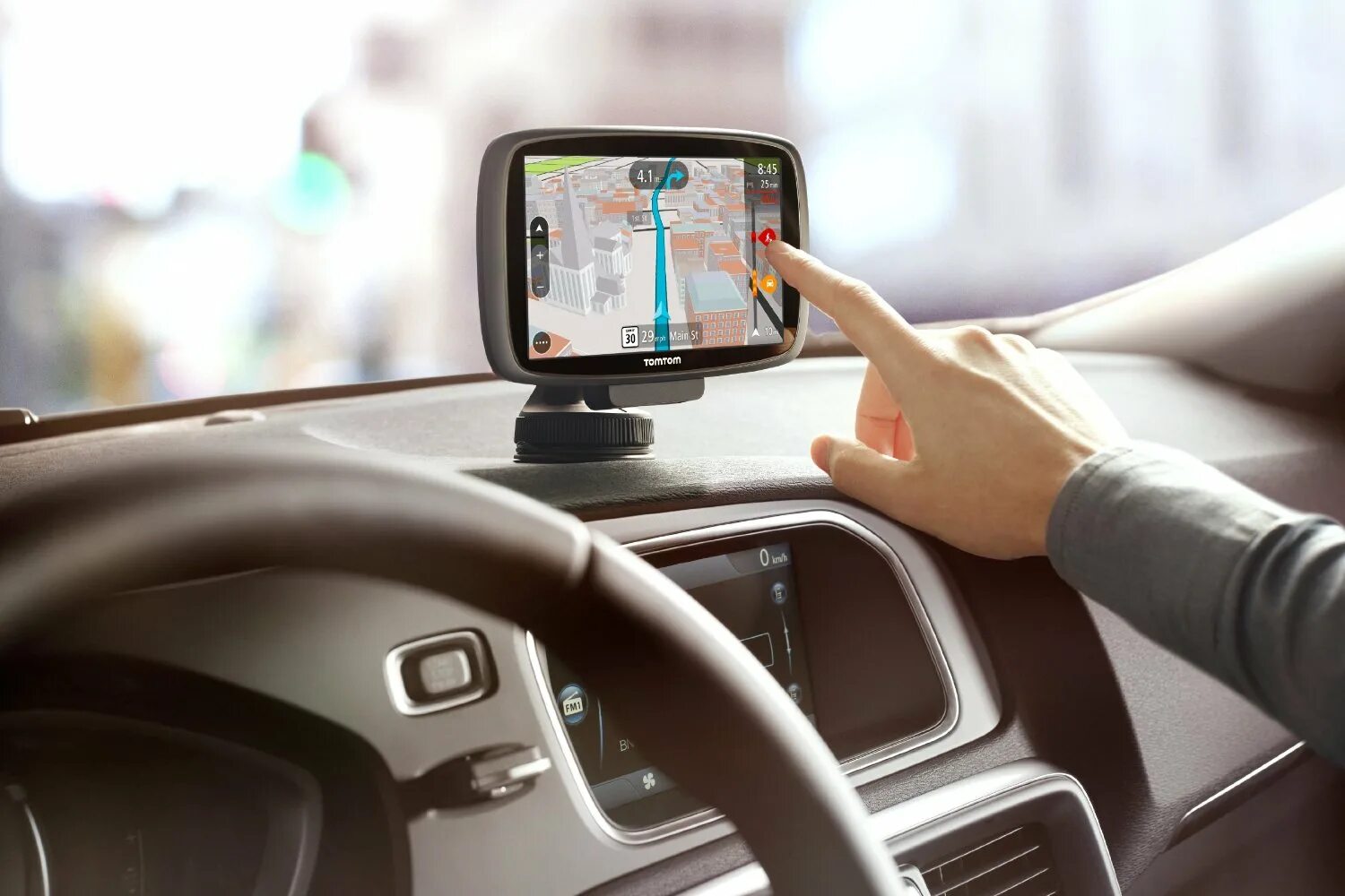 Установить gps. Навигатор в машине. gps навигатор для машины. за рулем с навигатором. человек с навигатором.