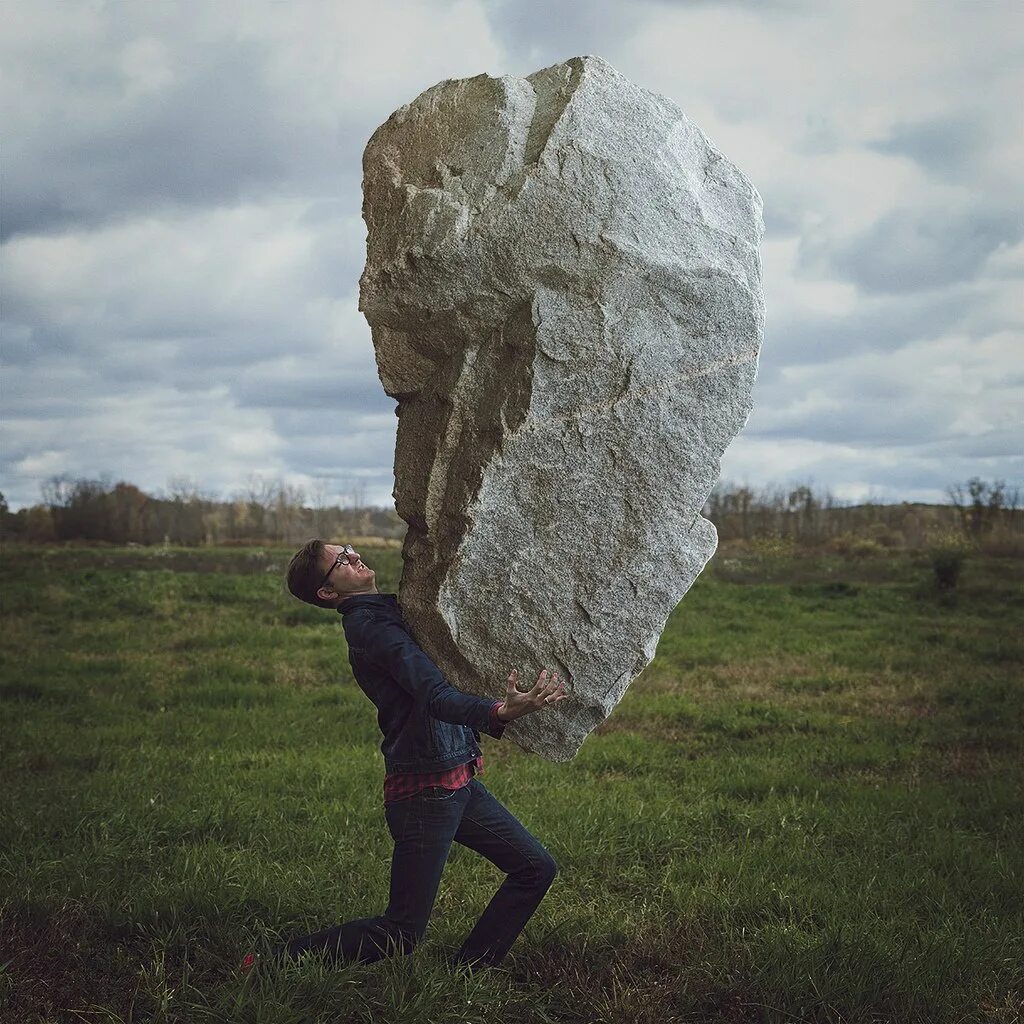 Просто будь камнем. Тяжелый камень. Человек камень. Огромный булыжник. Человкекс камнем.