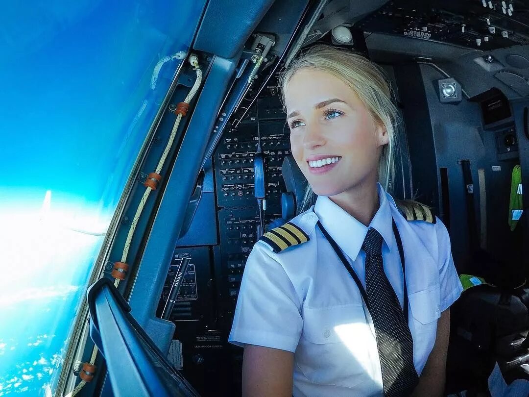 Стюардесса зашла к пилотам и. Стюардесса зашла к пилотам и