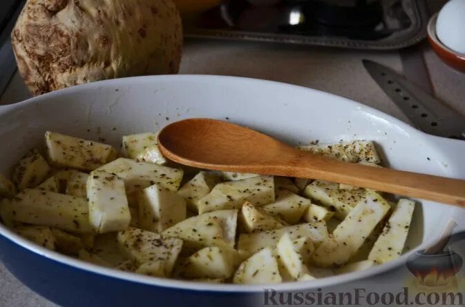 Корень сельдерея в духовке. Запеченный корень сельдерея в духовке. Корневой сельдерей запеченный в духовке. ЛЮДАИЗ сельдерея в духовке.